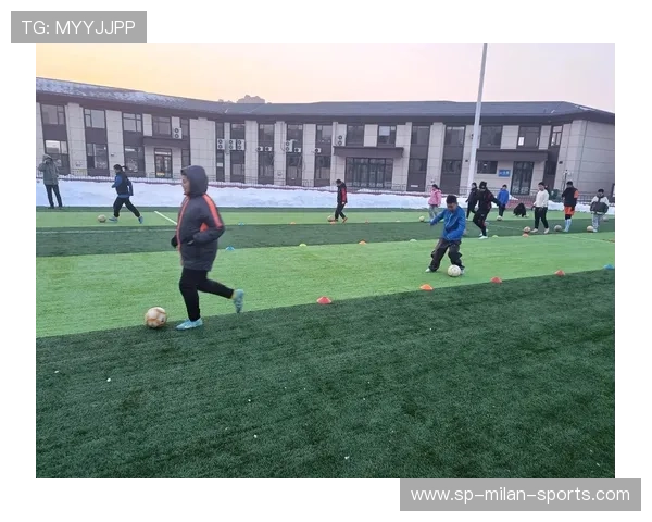 “青训基地引入先进科技设备，推动技术革新”，青训学校